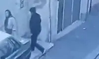 سرقت خشن گردنبند از یک زن جلوی در خانه‌اش!