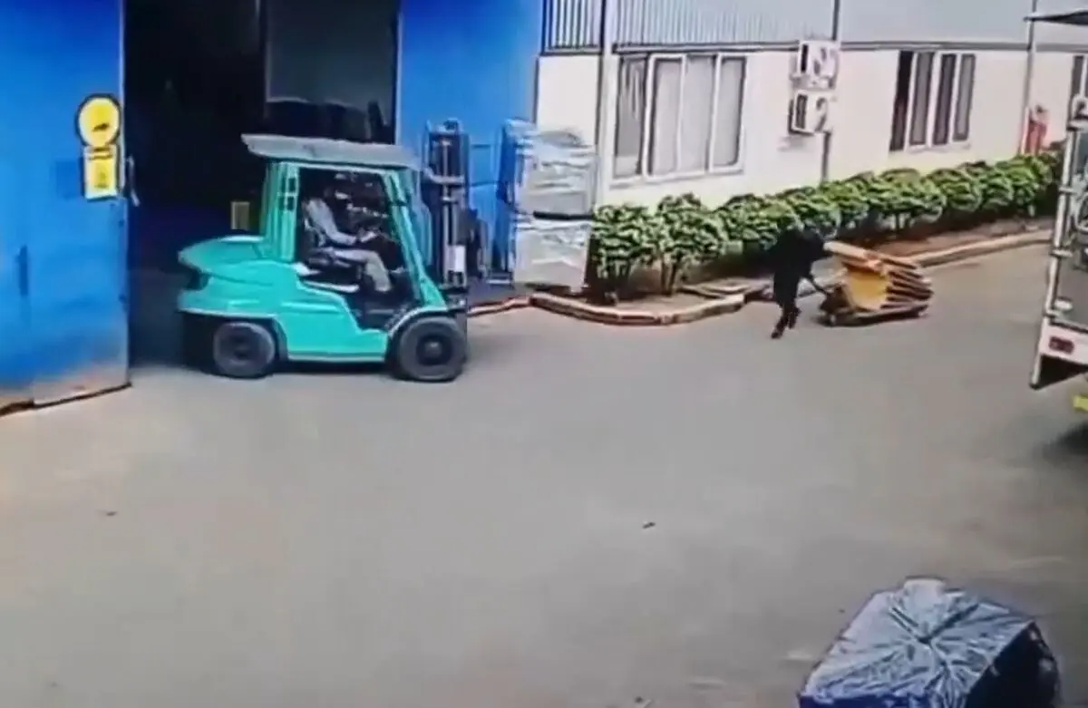 لحظه مرگ کارگر بر اثر سقوط پالت‌های لیفتراک