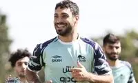 بازوبند کاپیتانی تراکتور بر بازوی یک پرسپولیسی