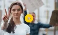 حرکت عجیب دو دختر برای اعتراض به آزار گاوها