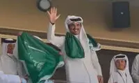 امیر قطر با پرچم عربستان در ورزشگاه