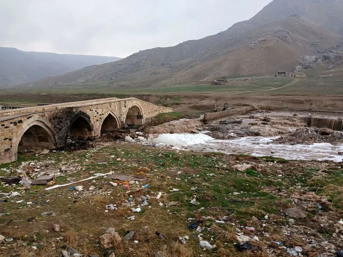 ستونهای پل تاریخی به جا مانده از صفوی را آتش زبالهها سوزاند