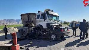تصادف یک خودرو با کامیون و ضجه‌های راننده