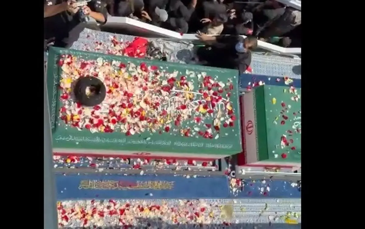 گلباران پیکر رهبر شهید توسط مردم عزادار