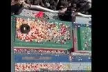 گلباران پیکر رهبر شهید توسط مردم عزادار