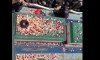 گلباران پیکر رهبر شهید توسط مردم عزادار