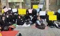 تصاویر بست‌نشینی گروهی از بانوان علیه کشف حجاب
