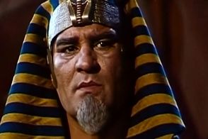 تصویری از بازیگر یوسف پیامبر در دیدار با رهبر انقلاب