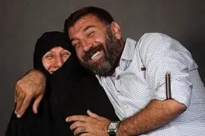 دلخوری علی انصاریان از بنفشه‌خواه به‌خاطر شوخی با مادرش