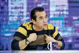 پشت خداداد عزیزی به کجا گرم است؟ 