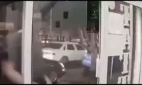 لحظه عجیب و دردناک برخورد یک مرد با شیشه مغازه