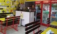 نوشته قشنگ یک ساندویچ فروش روی شیشه مغازه‌