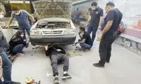 نوشته معنادار یک مکانیک روی شیشه مغازه‌اش