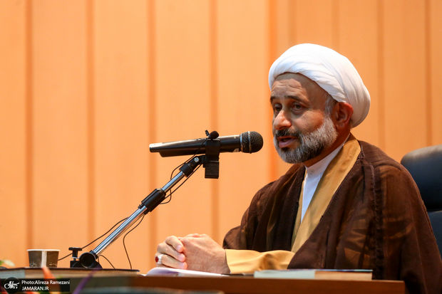 امام خمینی پراندن عمامه روحانیون حکومتی را جایز می‌دانست
