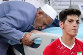 لحظه اعلام خبر فوت صابر کاظمی و اشک‌های پدر