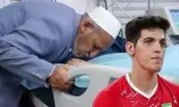 لحظه اعلام خبر فوت صابر کاظمی و اشک‌های پدر