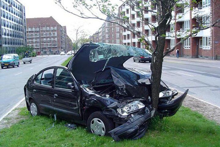تصادف عجیب و غریب یک خودرو با درخت