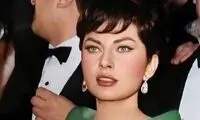 ثریا اسفندیاری سوار بر اسب و در حال تیراندازی