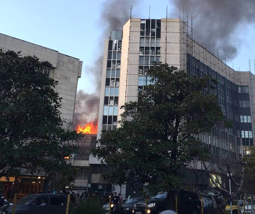 آتش‌سوزی هولناک یک ساختمان در خیابان کریم‌خان