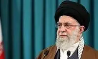 عکس آیه معنادار نصب شده در بالای سر رهبری