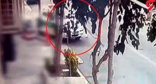 حمله جوان قداره‌کش به ماشین پلیس در تهران 
