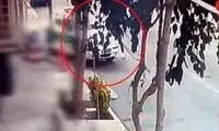 حمله جوان قداره‌کش به ماشین پلیس در تهران 