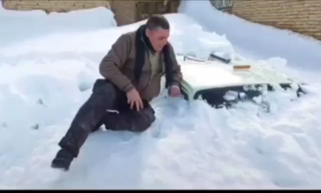 فیلمی از دفن شدن ماشین‌ها زیر برف در مرکز کشور