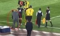 ویدئویی عجیب از لحظه افتادن یکی از مسئولان سازمان لیگ در چاله کنار زمین!