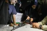 تصویری از آموزش کار با سلاح به دختران در تجمعات