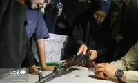 تصویری از آموزش کار با سلاح به دختران در تجمعات