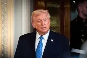 ژست عجیب ترامپ در یک سخنرانی جلب‌توجه کرد