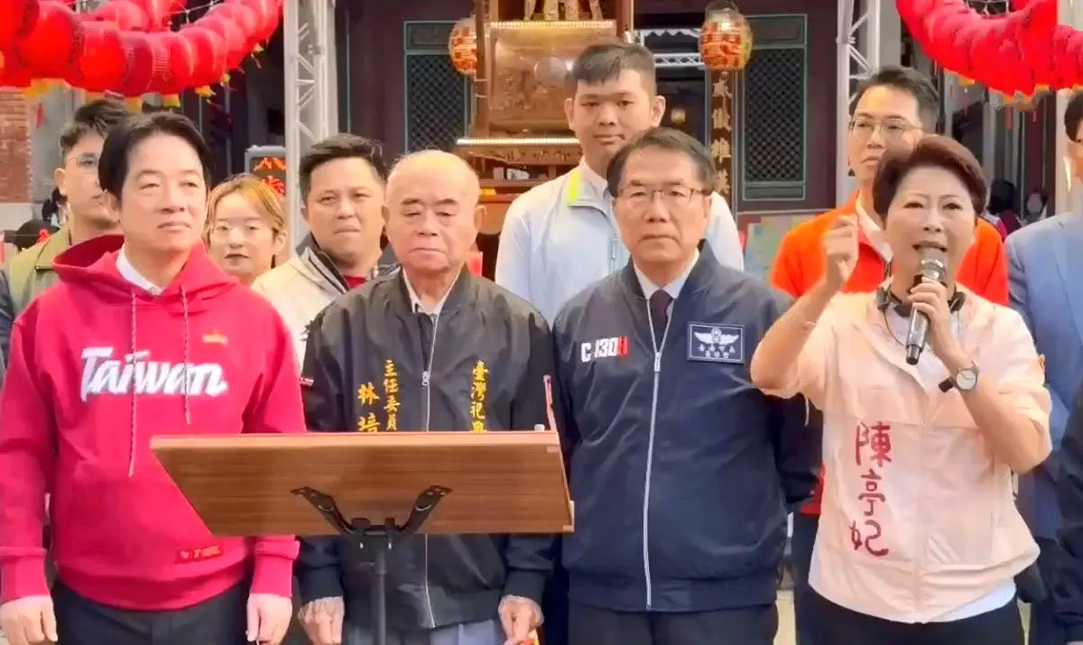 رئیس معبد، روی لباس رئیس‌جمهور تایوان استفراغ کرد!