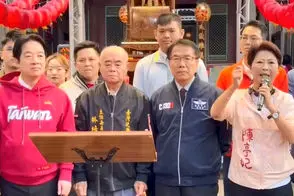 رئیس معبد، روی لباس رئیس‌جمهور تایوان استفراغ کرد!