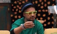 علی صادقی از ماشین لاکچری‌اش رونمایی کرد