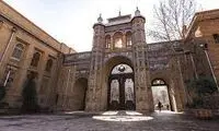 نصب یک بنر روی سردر باغ ملی که جنجال به پا کرد