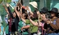 لحظه جالب از محبت هواداران به دست‌فروش مکزیکی