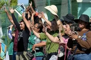 لحظه جالب از محبت هواداران به دست‌فروش مکزیکی