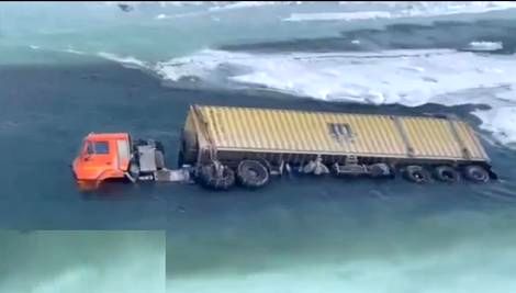 سقوط ۷ کامیون در یخ در روسیه