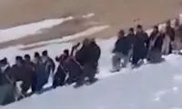 تشییع جنازه دشوار در برف شدیدِ فریدون شهر