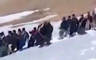 تشییع جنازه دشوار در برف شدیدِ فریدون شهر