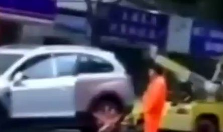اقدام عجیب یک زن در رانندگی با ماشین بکسل شده!