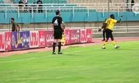 ۱۲ نفره شدن تیم سپاهان در زمین بازی!