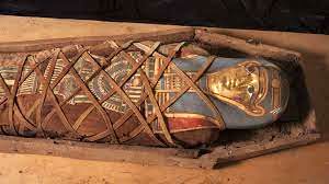 لحظه شگفت‌انگیز بازکردن یک تابوت باستانی در مصر 