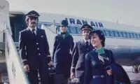 دو مهماندار خانمِ ایران ایر روی پله‌های هواپیما؛ دهه ۴۰ 