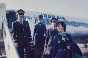 دو مهماندار خانمِ ایران ایر روی پله‌های هواپیما؛ دهه ۴۰ 