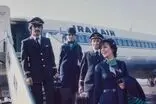 دو مهماندار خانمِ ایران ایر روی پله‌های هواپیما؛ دهه ۴۰ 