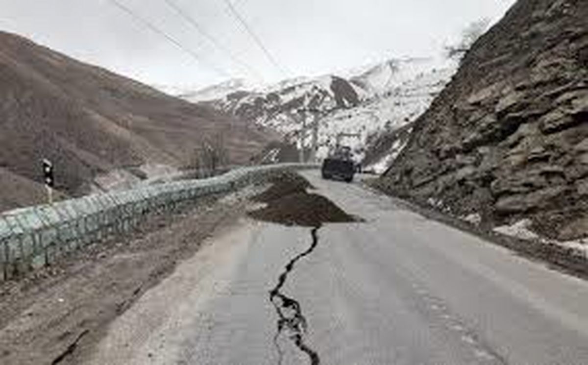 لحظه هولناک رانش زمین در جاده خوزستان