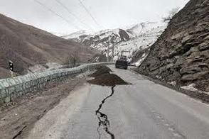 لحظه هولناک رانش زمین در جاده خوزستان