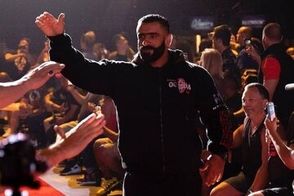 تصویر رهبر انقلاب روی بک گراند تلفن همراه هادی چوپان