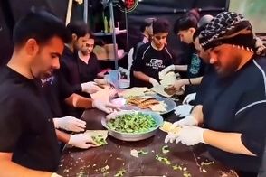 توزیع هزاران سیخ کوبیده مرغ در موکب مشهور یزد 